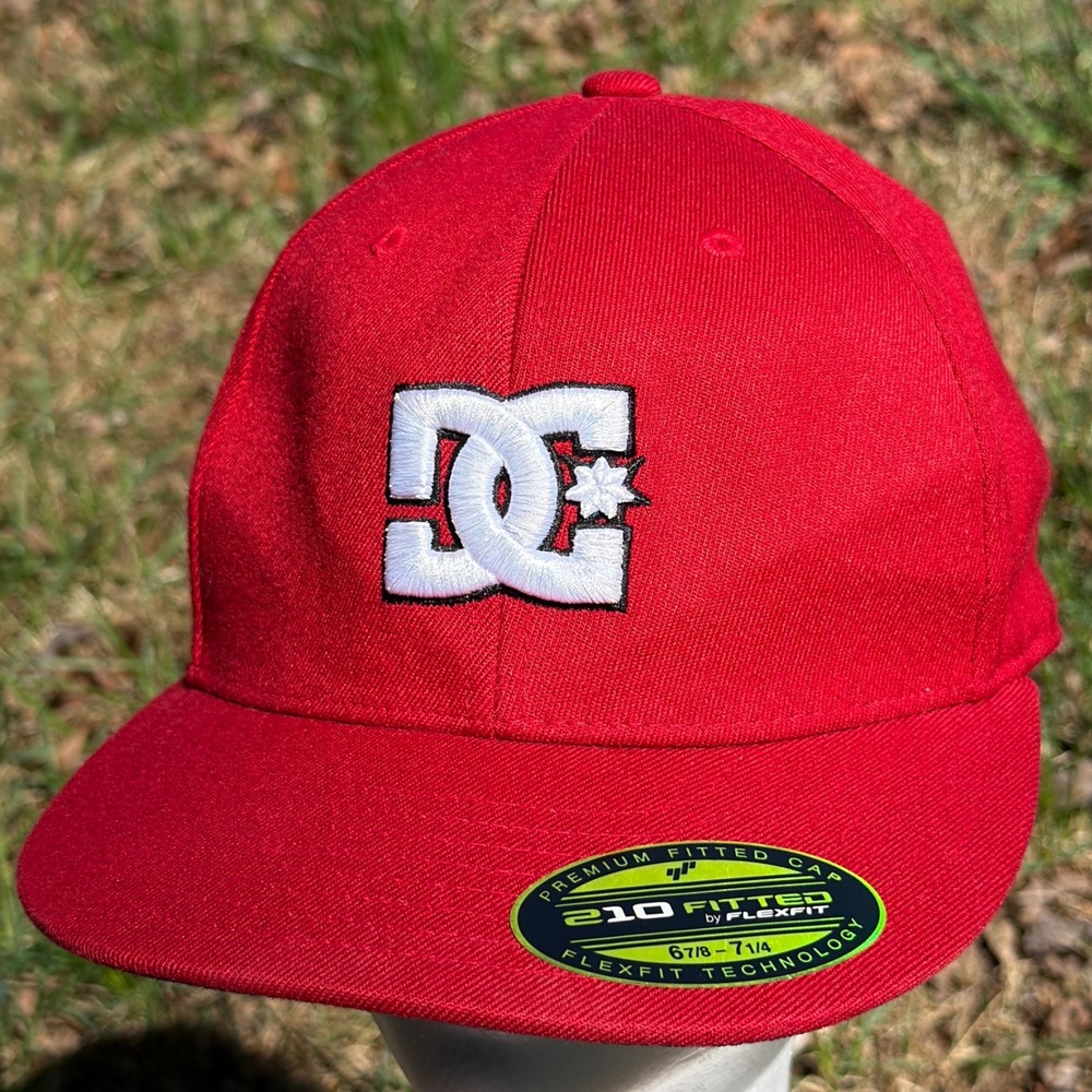DC Shoes Red 210 Fitted Flexfit Hat Mens S Medium Embroidered Logo Cap 90s Y2K